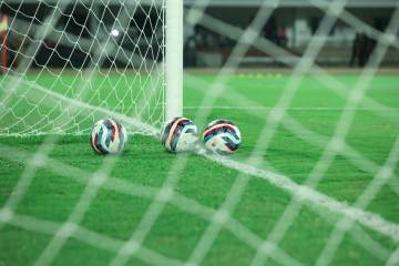 狼队骚操作炸锅！刚签下两大强援，转头就把功勋主帅炒了！（配图示意）